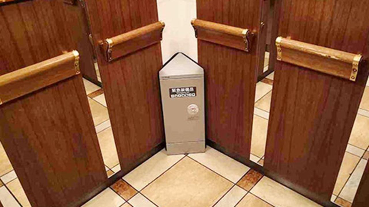Hotel Emisia Sapporo Exterior foto A urinal with a urinoir