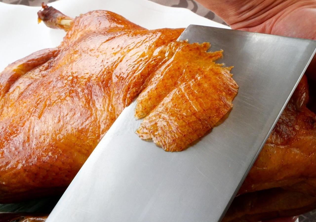 Hotel Emisia Sapporo Exterior foto Slicing a roast duck